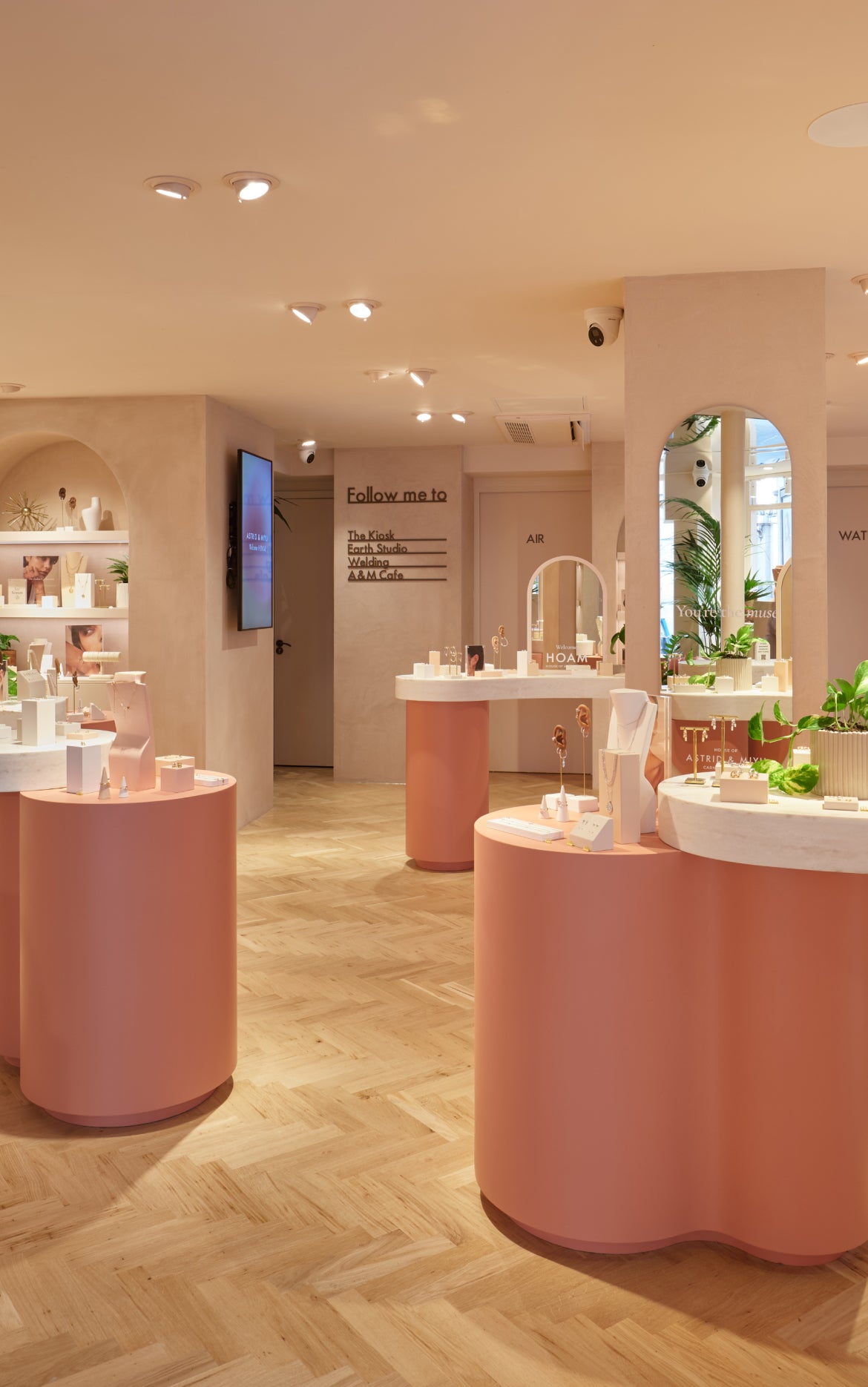 Stores_mobile_b572b634-c701-4a20-acb8-a91bbed28805-Astrid & Miyu