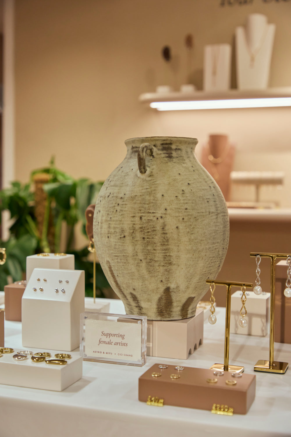 Tactile_textures_edf9f324-5636-4c44-89ac-7664b582559e-Astrid & Miyu