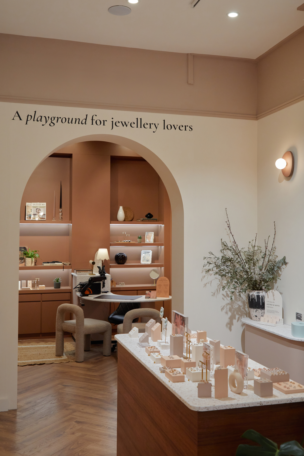 Iconic_arches_1-Astrid &amp; Miyu