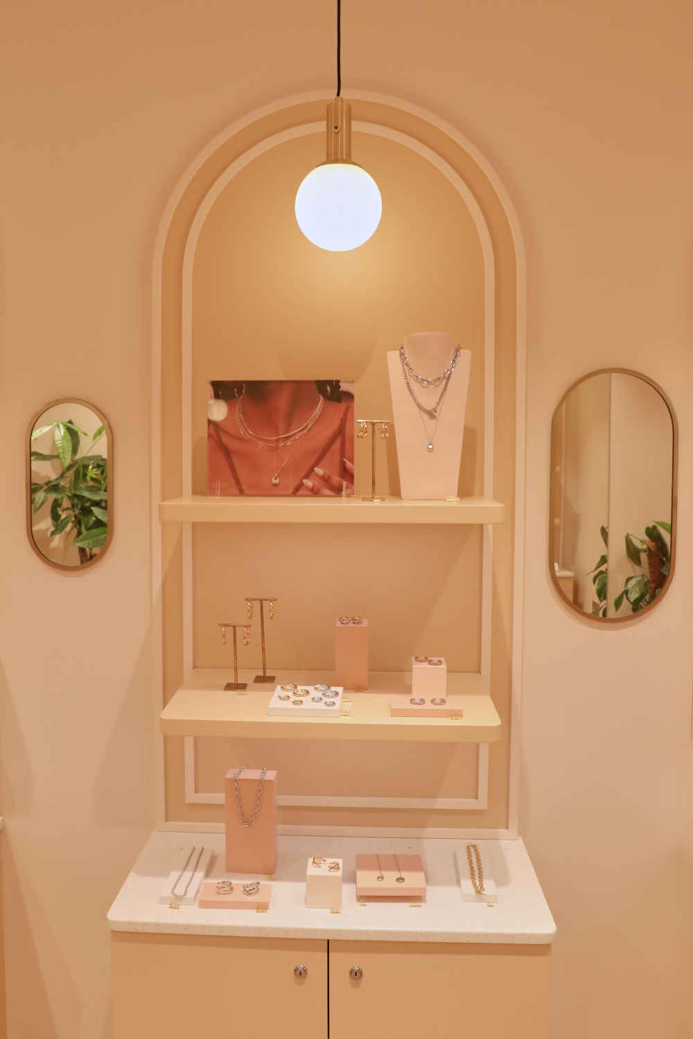 Iconic_arches_78cf7524-bb3e-4a07-825c-b1ca032797f6-Astrid &amp; Miyu