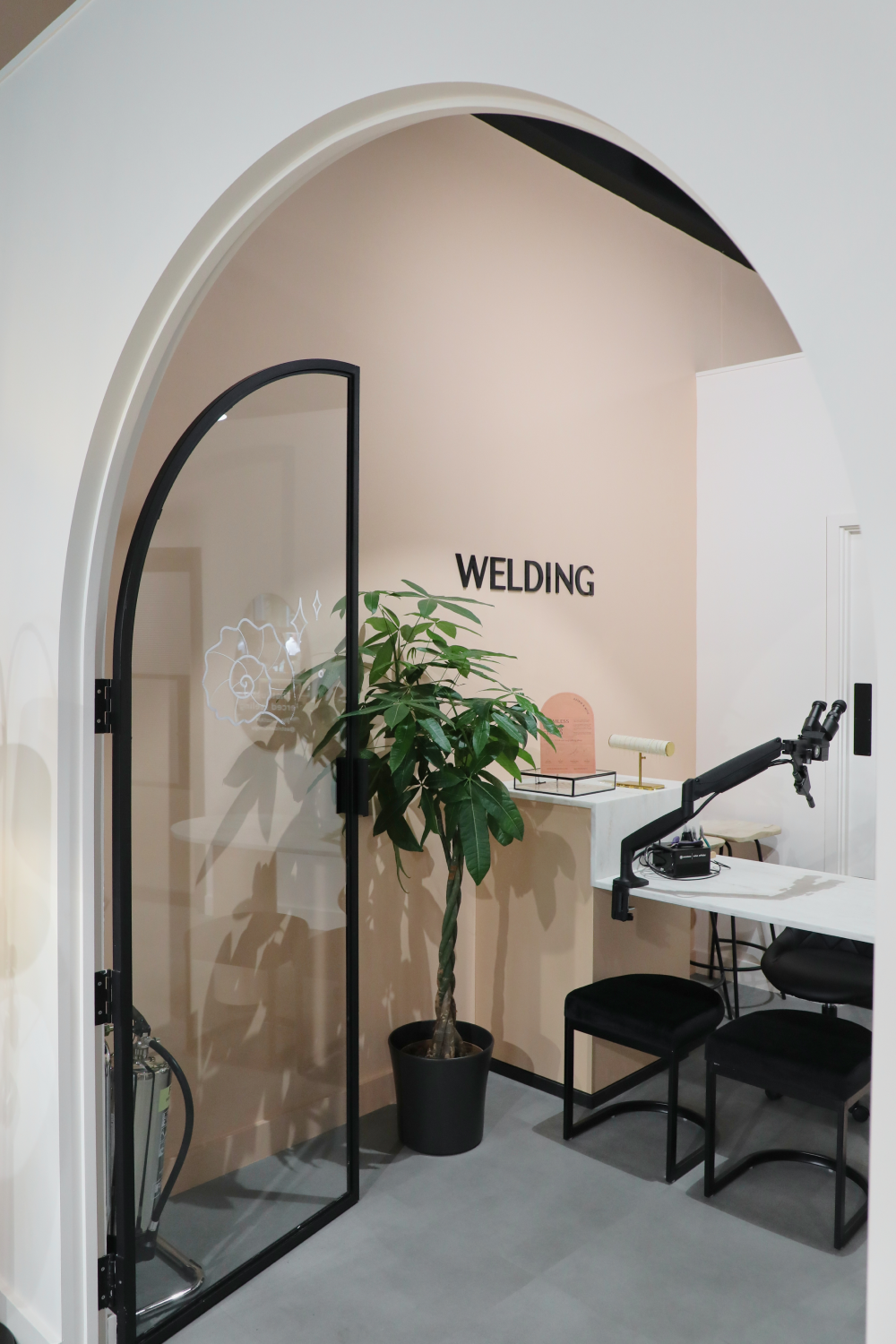 Iconic_arches_ec0d77fc-098a-4a7b-bf96-78faa2f4dd61-Astrid &amp; Miyu