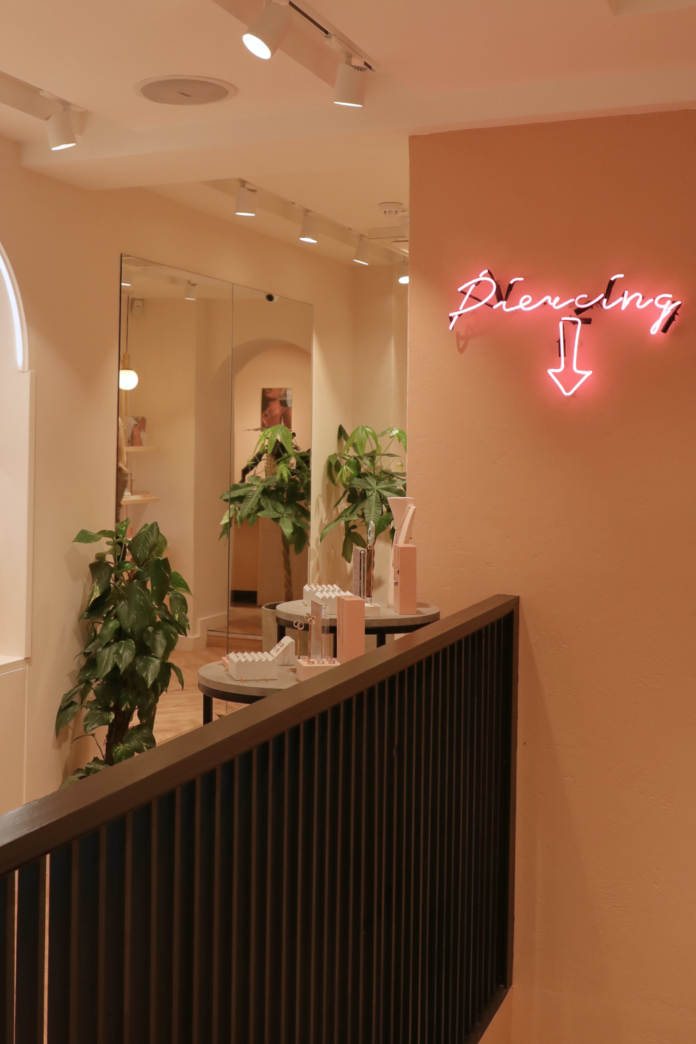 Neon_signage-Astrid & Miyu