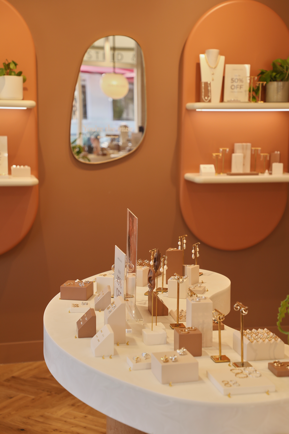 Organic_Shapes_5db8bcb9-d327-4843-906d-e454e4138057-Astrid &amp; Miyu