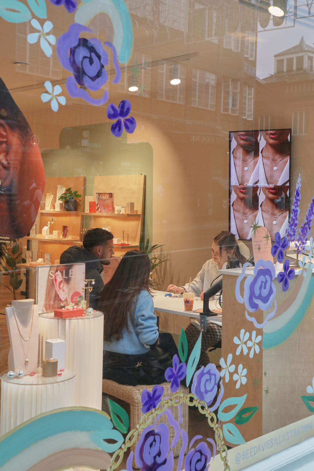 Pops_of_colour-Astrid &amp; Miyu