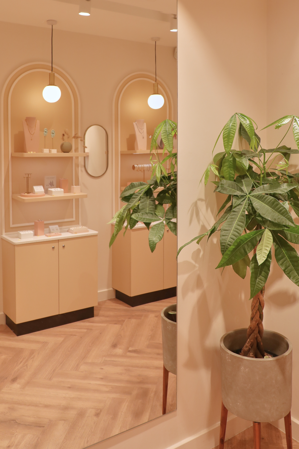 Warm_tones_127adf81-340b-497a-a9c9-44ea5c9bb777-Astrid &amp; Miyu