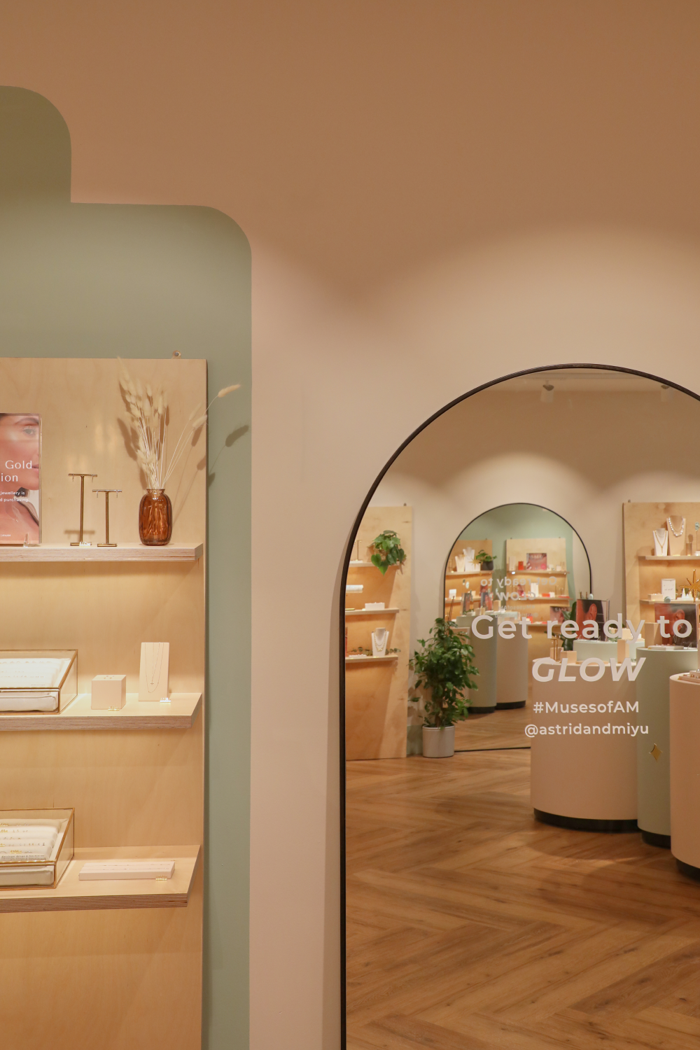 Warm_tones_53b68223-160f-4c40-829c-6ddc49c73b26-Astrid & Miyu